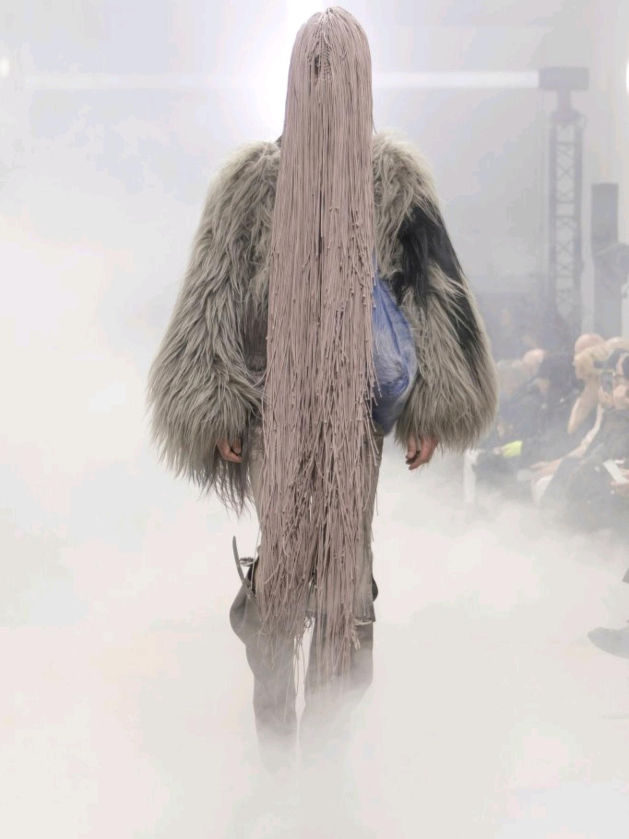 Rick Owens 2026/2027秋冬男装系列，这一季的色彩像是从地底深处