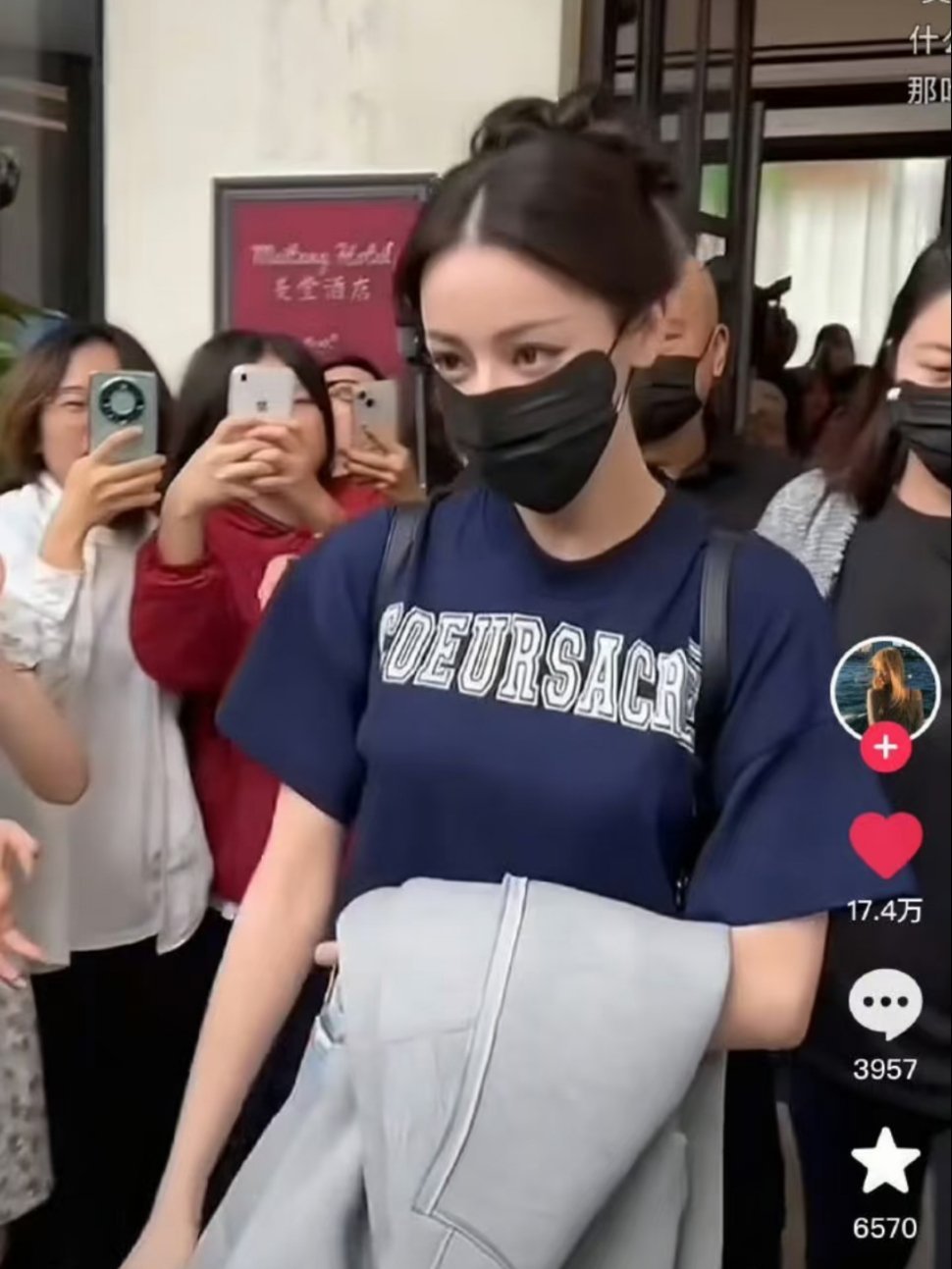 口罩都遮不住的美貌 迪丽热巴漂亮的好轻松 