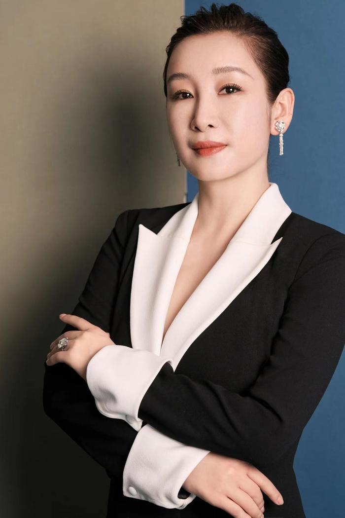 秦海璐一年赚的钱，够普通人花几辈子！金马影后、飞天视后，任何一项头衔拎出来都够压