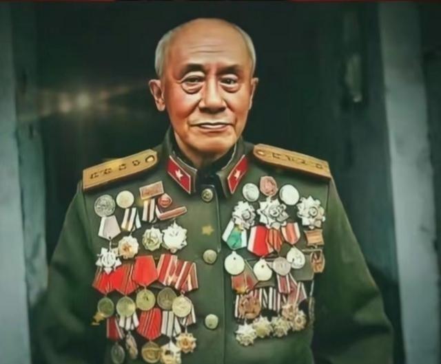 1955年，50岁的英雄肖万世，爱上了18岁的少女夏启芳。于是，他迫不及待的上门