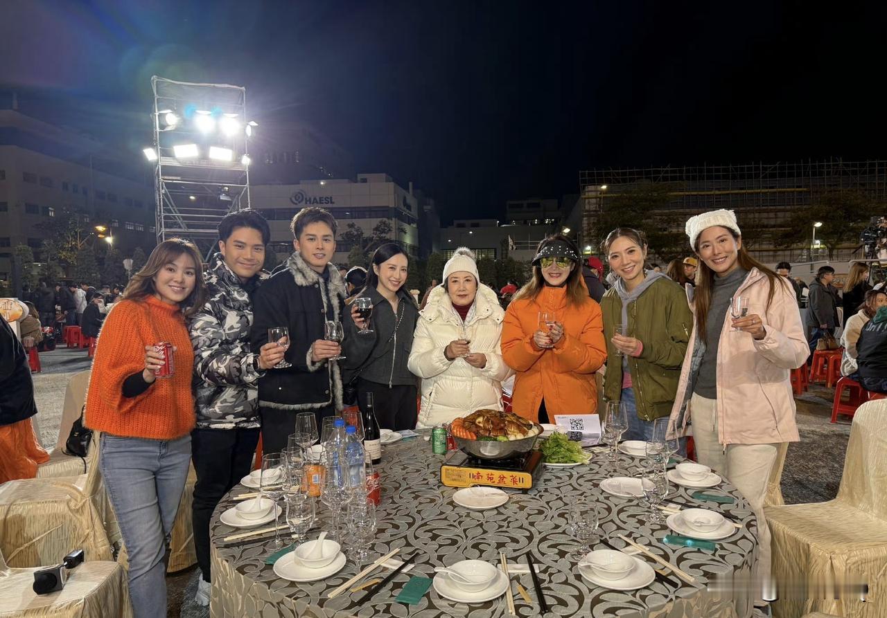 TVB的年会聚餐真的挺节省，这么冷的天在户外办酒席，连棚子也不搭，害得明星们冻得