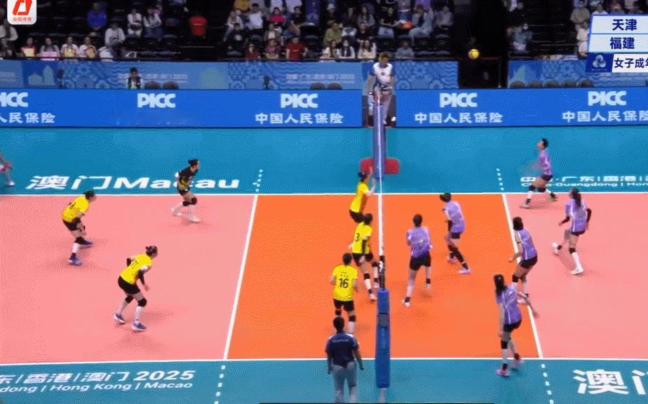前两局：天津队1-1（27-29/25-20）福建队这一局，王媛媛有一波发球不错