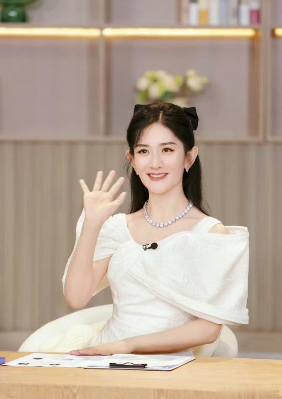 倪萍说谢娜从小女孩变成了全能战士 谢娜不再害怕 不得不说，谢娜这一路走来的成长有