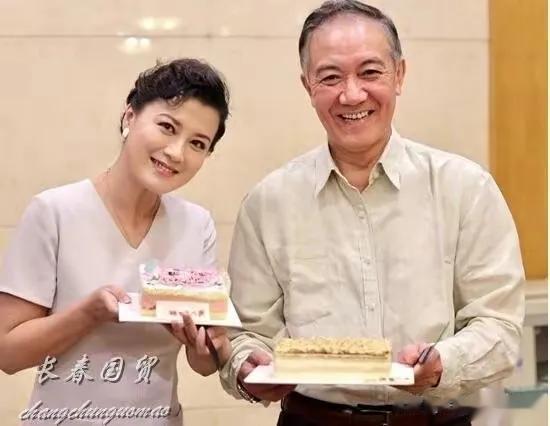 真没想到他俩是再婚夫妻
两人不离不弃
两人形影不离
两人情投意合
两人心心相印
