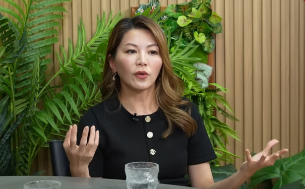 康子妮回应与林晓峰离婚 据港媒，康子妮近日在节目中罕见地完整袒露了和林晓峰离婚之