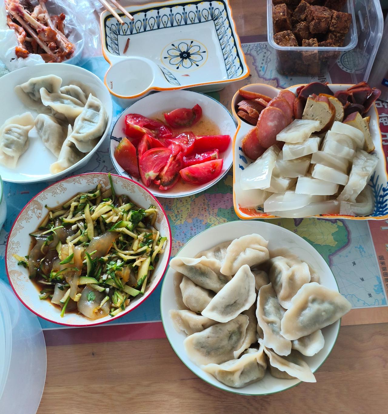 头伏饺子不能错过，中午老伴儿早早就准备好～

不是新包的，把冰箱冻饺子归置一下，