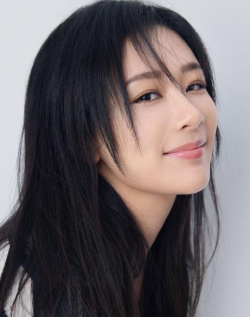 杨紫化繁为简30岁生日写真。今日（11.6日）是杨紫30岁的生日。杨紫工作室也在