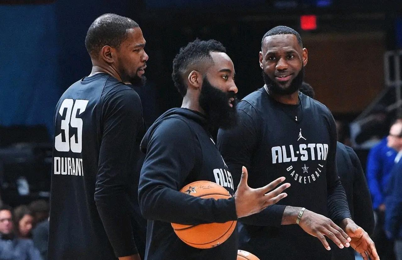 小卡也是这样的球员，保不了下限，但是球队阵容很好的时候就能提高上限，不占球权但进