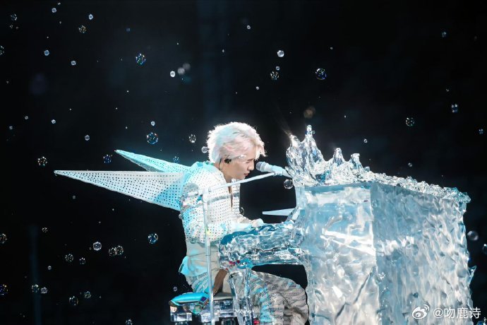 不看薛之谦永远不懂舞台美学谁懂薛之谦舞台里的故事感谁能想到演唱会还能有五感体验啊