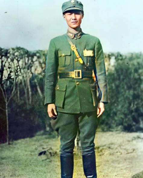 1948年，解放军要炸一辆逃跑的美制坦克，一个国军军官慌忙钻出来：“不要炸，我要