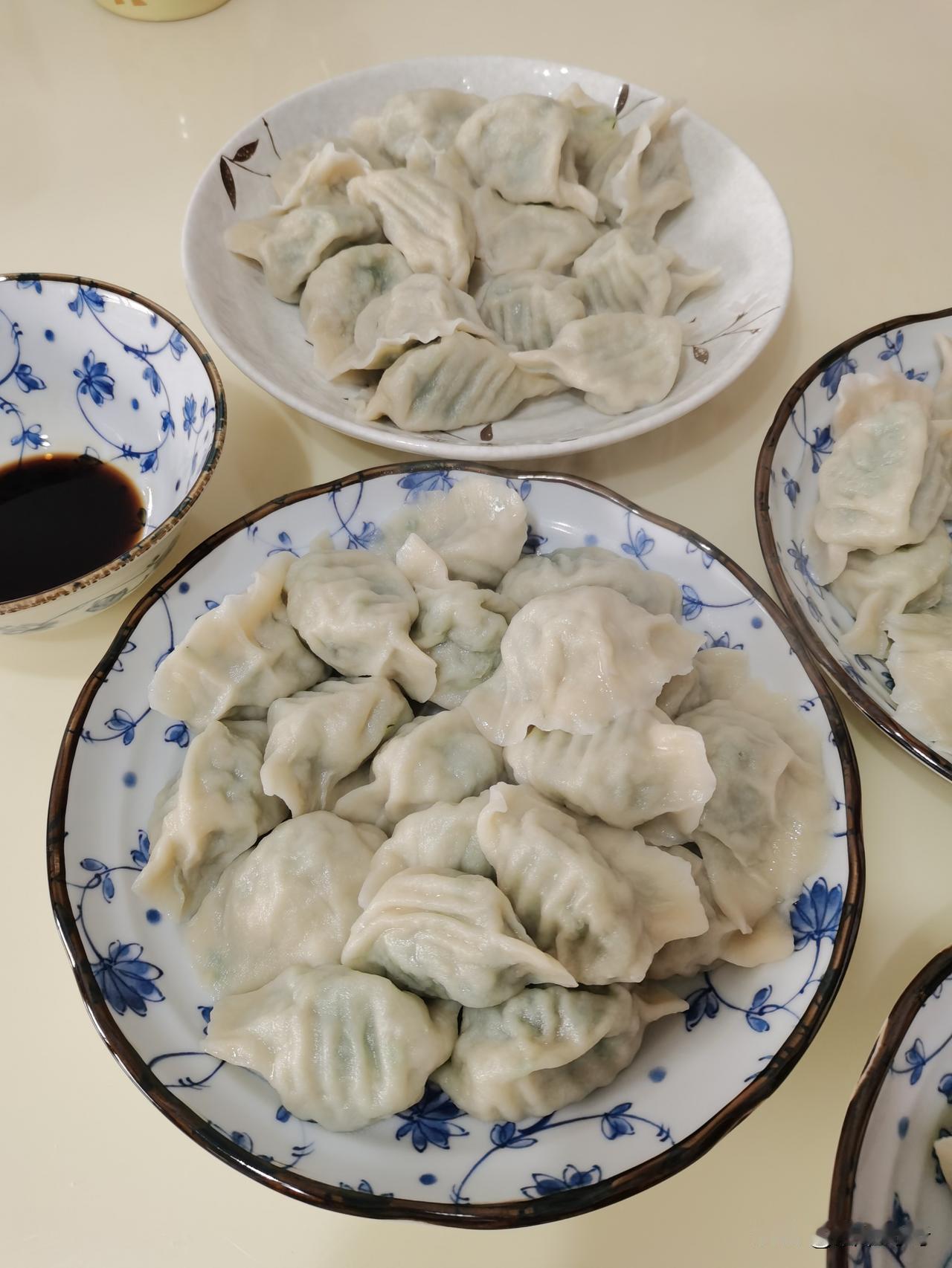 别人吃饭是享受生活，职场人吃饭是快速续命，吃完继续搬砖。