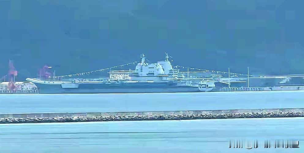好消息，国产首艘电磁弹射航母“福建”号满旗了，广大军迷翘首以盼的重大时刻就要来了