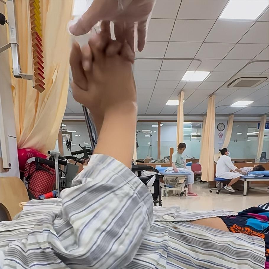 偏瘫坚持3动作，帮你告别肌张力高
 
动作一：Bobath握手牵伸——放松上肢