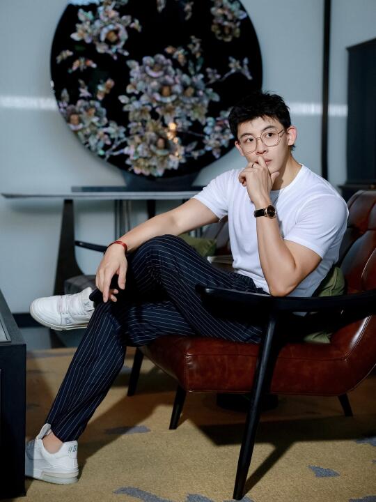 左划，帮我摘眼镜