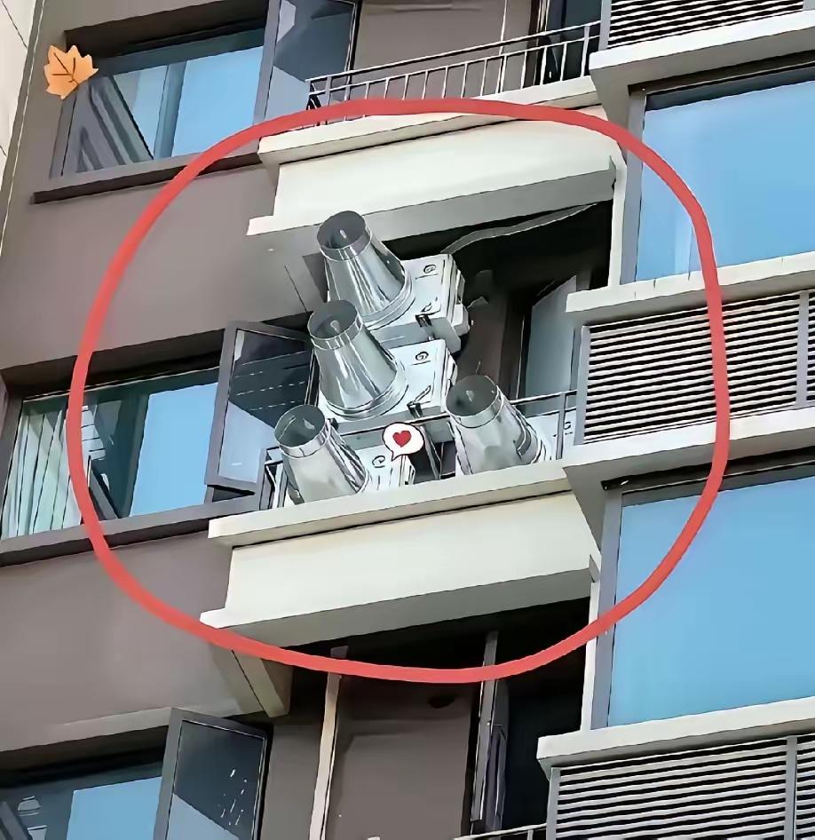 🍀安徽，一男子出差回家，感到家里闷热，连忙推开窗户，突然，看见对面住户的墙外安