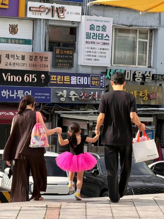 狎鸥亭偶遇金钟大一家三口金钟大和老婆女儿手牵手逛街 网友在狎鸥亭偶遇金钟大一家三