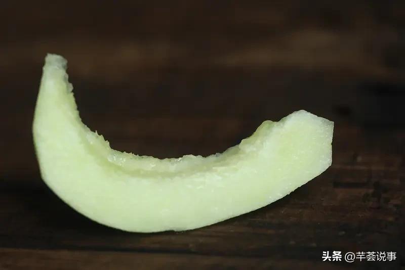 冬瓜皮看似不起眼，药用价值却不容小觑。它味甘性寒，是传统中药的重要组成部分。
冬