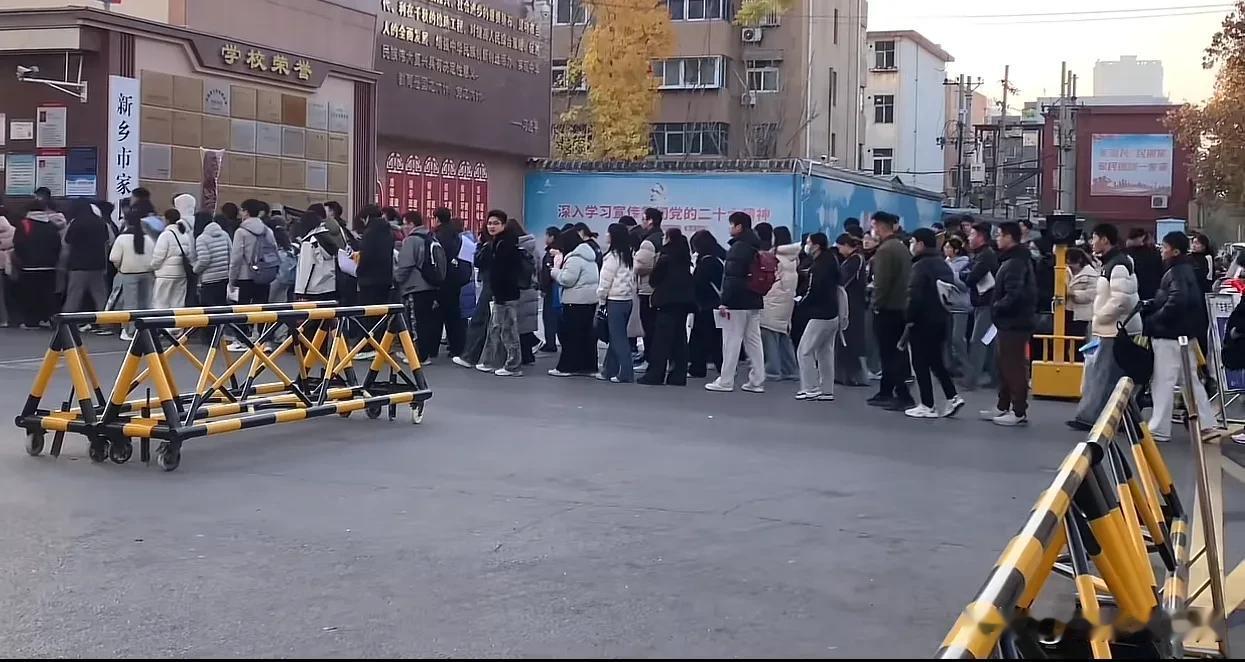 这是国考现场，原来有这么多年轻人不上班，天天在家备考，要是没考上咋办啊[震惊]