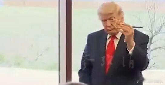 特朗普剪完彩端详剪刀爱不释手 别人剪彩走流程，特朗普剪彩主打顺手牵羊，捧着剪刀左