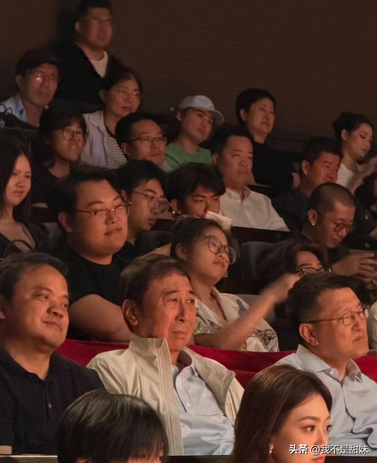 冯巩老师被气的面目狰狞！
还是自己的徒弟贾玲演技好啊，这台上的一帮人都比不上贾玲