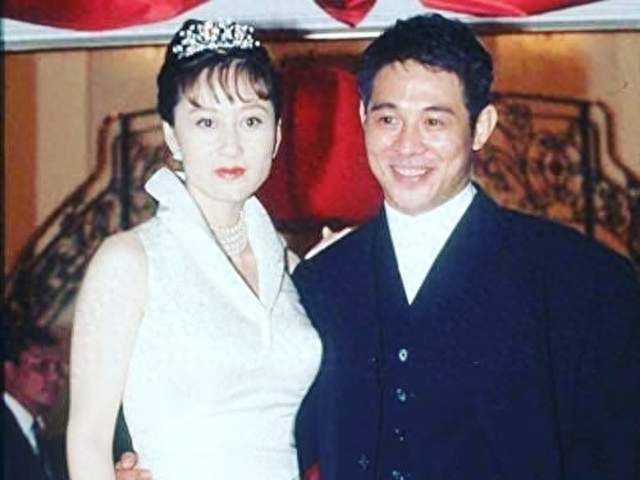 李连杰回应“抛妻弃子”风波：财产留给前妻，心中没有懊悔和遗憾