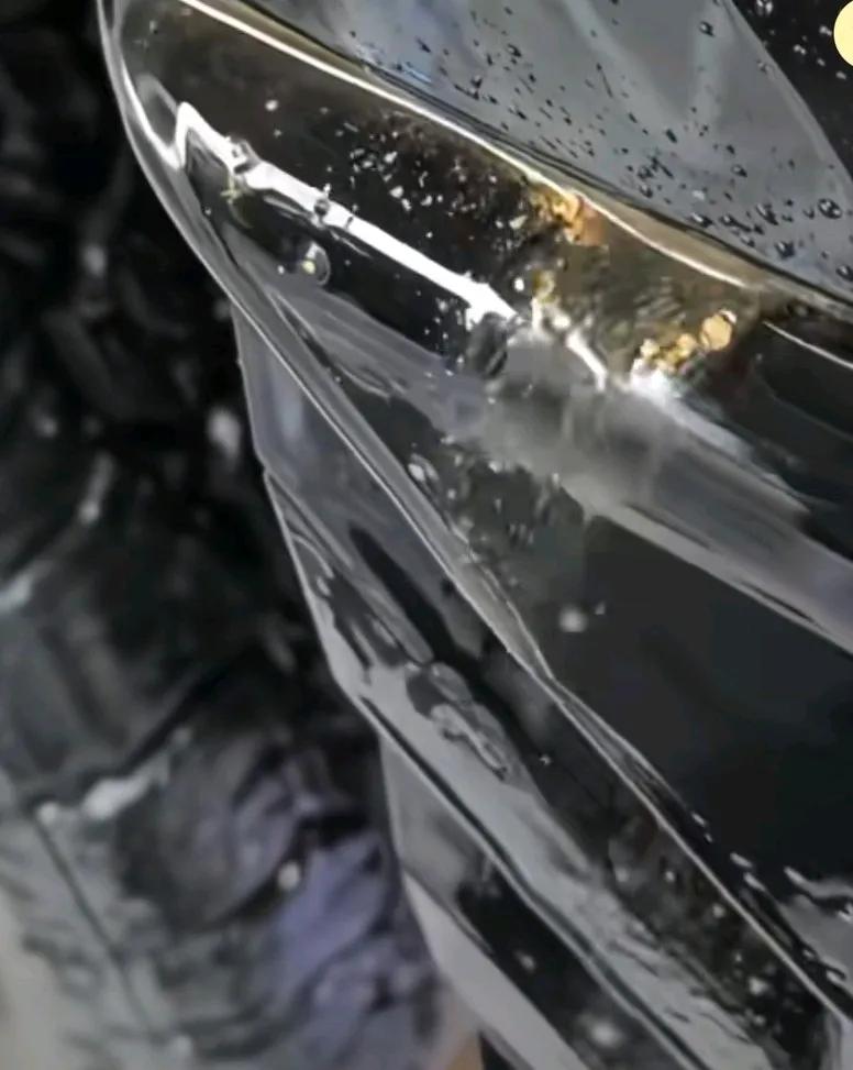 员工给越野车洗车时，发现越洗越不干净，
车缝里总是流出泥沙，
这车难道是淘金去了