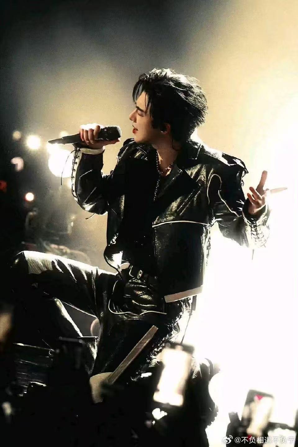  主持人念一句“🍓好香啊”，刘宇宁一脸认真问出自哪，得知是自己剧里的台词后，整