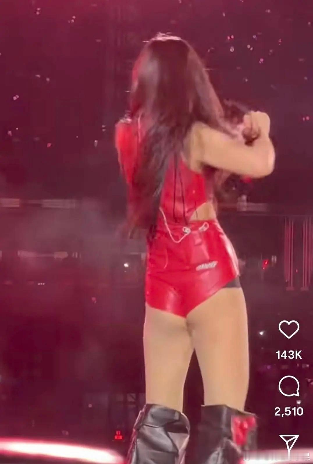 Jennie演唱会服装被粉丝吐槽太儿童 毫无美感 甚至还给她取了个外号叫“妮卡b
