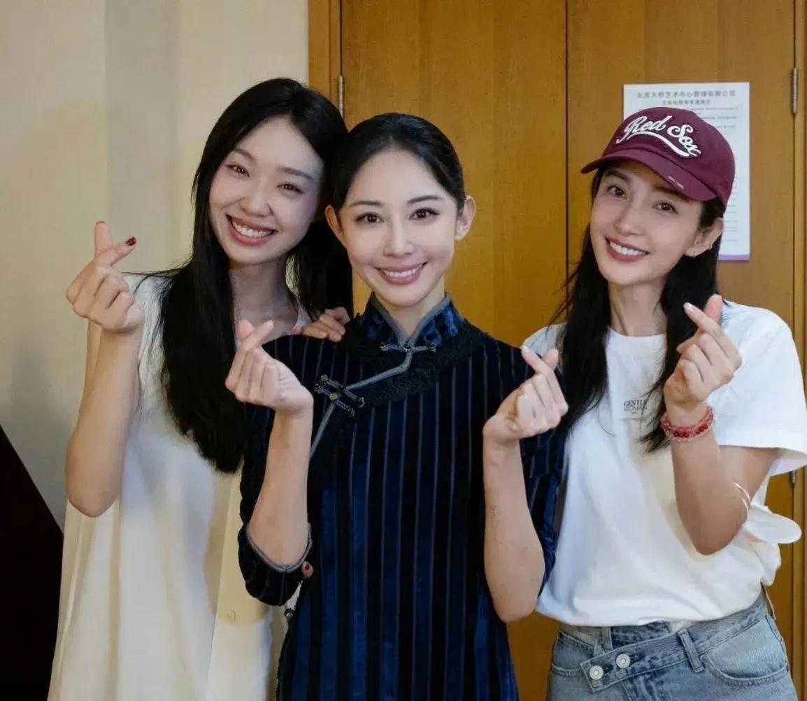 这三位女神我认识李冰冰，其余二位女神是谁