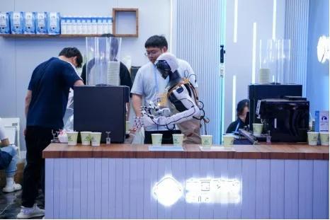 “移动星厨”展区的咖啡机器人正在工作

在福州，三坊七巷数字展厅不仅是科技展示窗