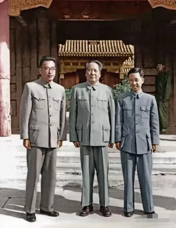 【大型会议前的珍贵瞬间：毛主席与中山装的永恒记忆】在历史的长河中，总有一些瞬间被