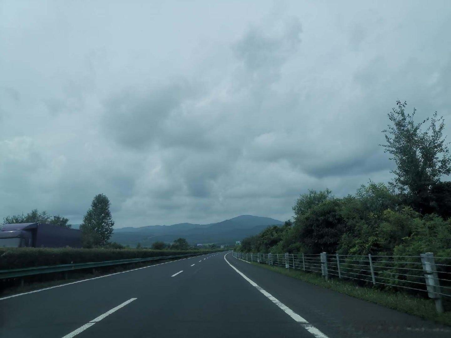 原创诗词旅途天高地无垠，山野羁旅人。云外鹤孑影，草堂鸡成群。犬吠疏林外，路指杏花