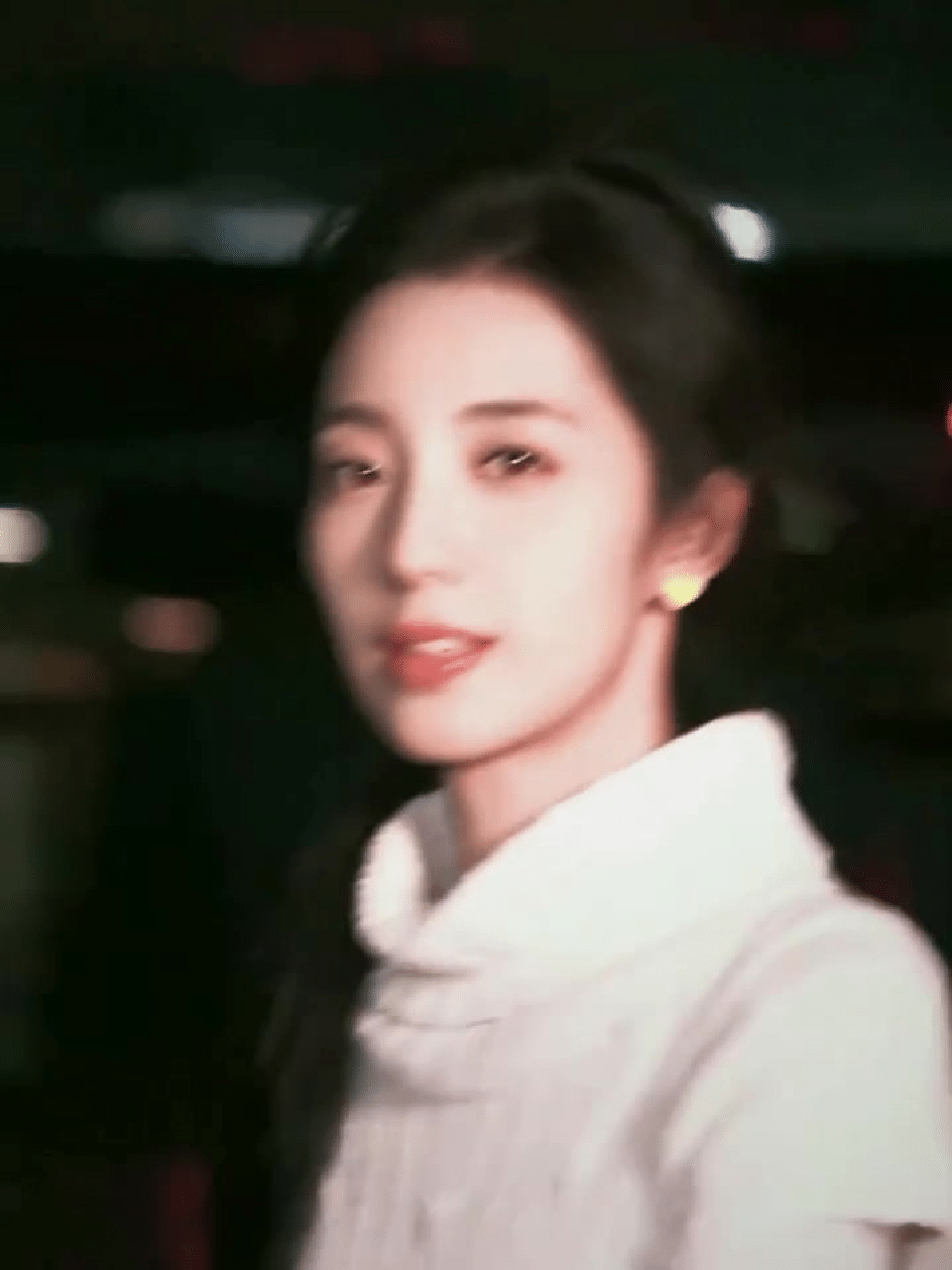 万鹏主演新剧《赢风》开机，又演大剧女主啦，状态好好氛围感这么绝，温柔又干净，看一