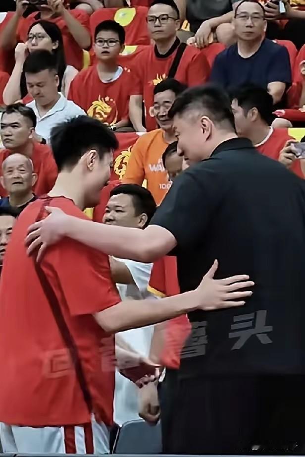 杜峰到底给胡明轩施了什么魔法？杜峰就那么对胡明轩偷偷耳语了几句，胡明轩就跟中了邪