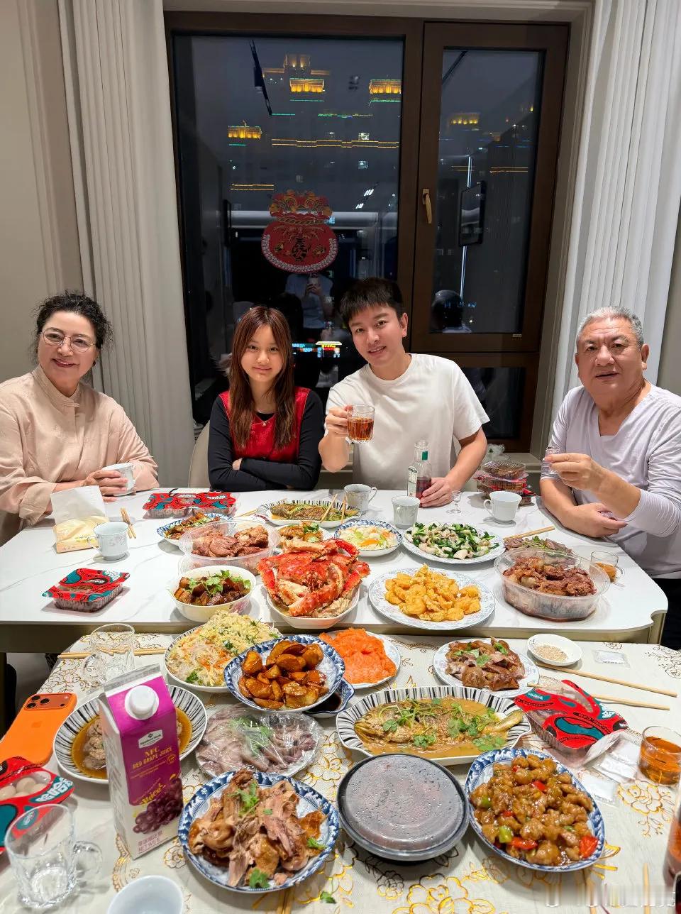 贾乃亮出席晒年夜饭是一家四口一起过的，女儿甜馨也在身边，不过眼尖的网友可以看出拍