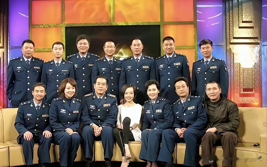 怪不得有很多人都不喜欢陈鲁豫呢！《炊事班的故事》主要演员们，在参加《鲁豫有约》节
