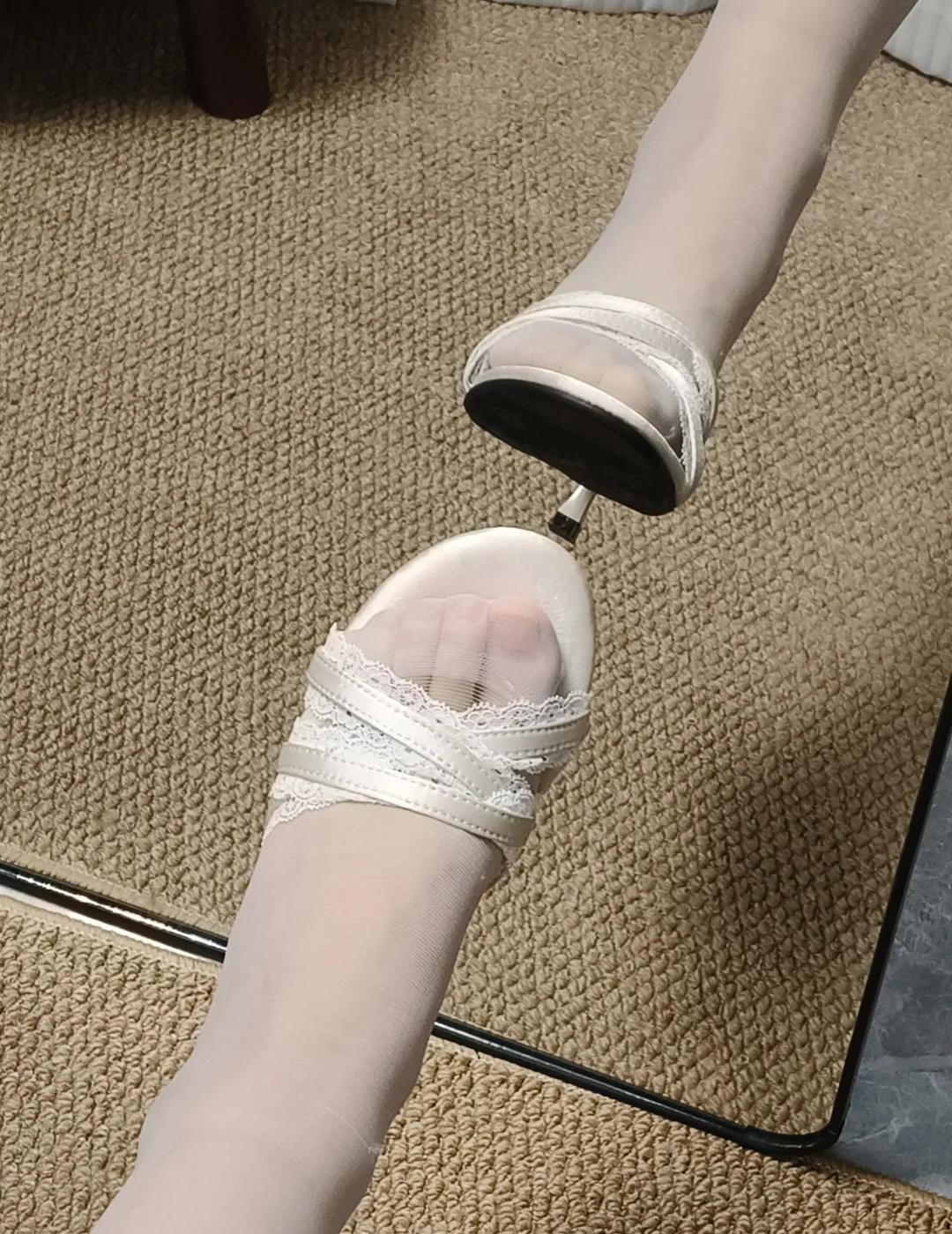 第一次尝试蕾丝鞋
一万种howto买买买 穿漂亮鞋子 高跟鞋 美丽的鞋子 美鞋分