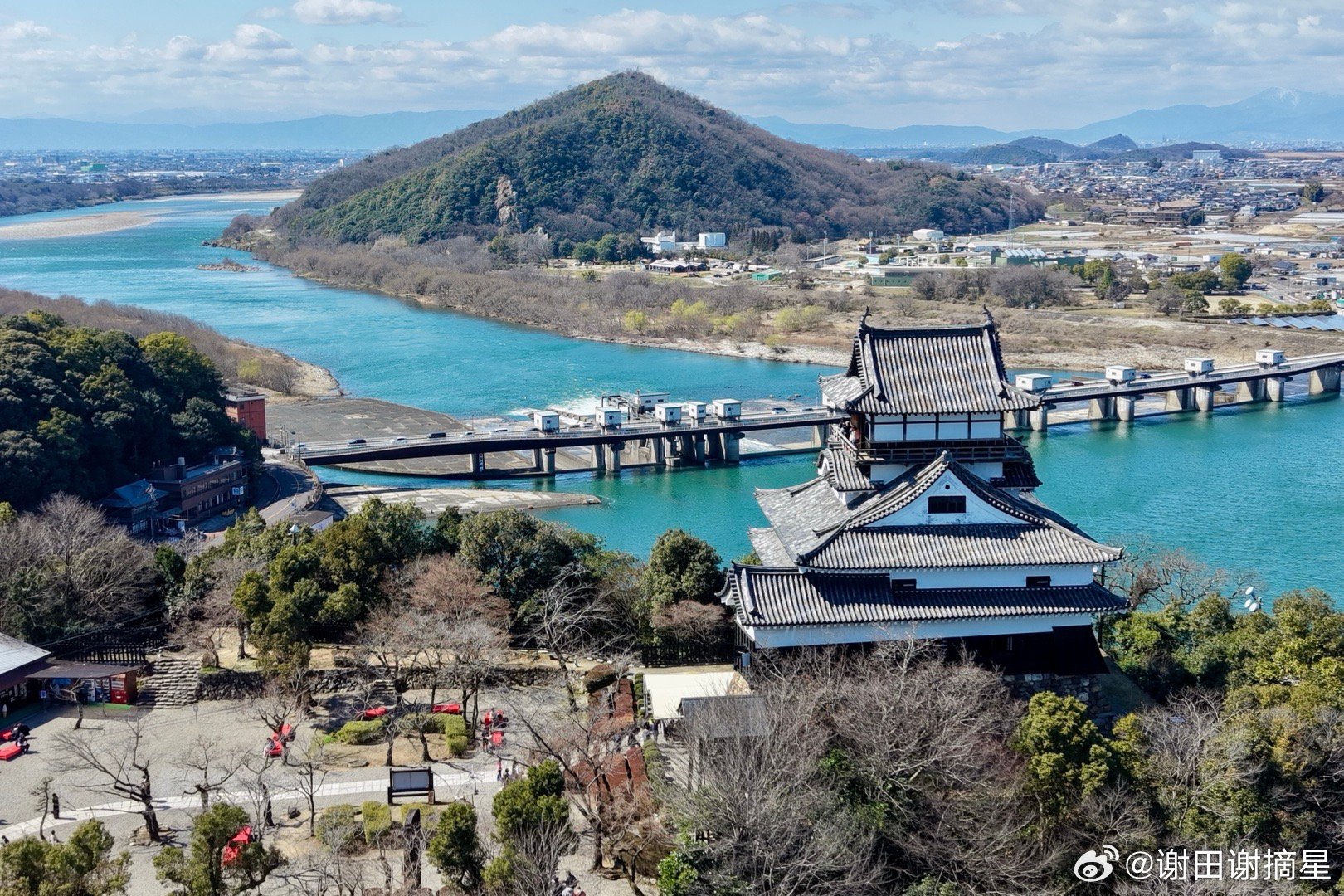 国宝犬山城。日本国宝五城之一，因李白“朝辞白帝彩云间”诗句而别称“白帝城”。该城