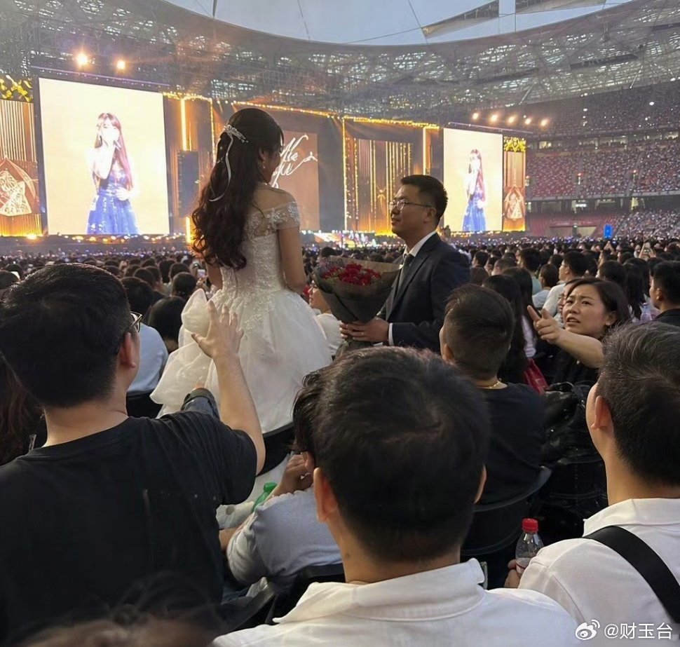情侣在演唱会求婚遭后排喊坐下浪漫虽好，但要有边界感。鸟巢赵雷演唱会前排情侣现场求