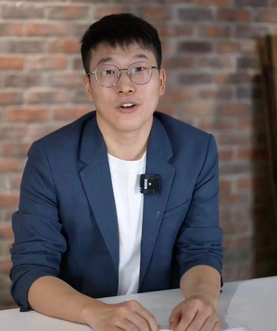 东方甄选的主播明明，最近在个人直播里说了一句话：再熬下去，会干出更绝的事。
这话