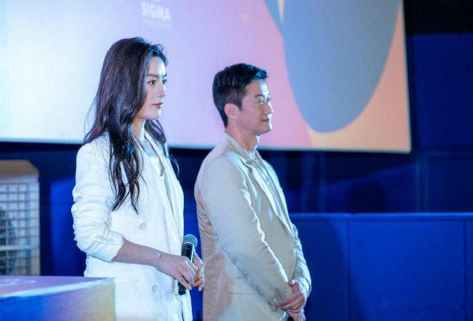 摄影师夸陈丽君本人美丽。大方，感觉会发光