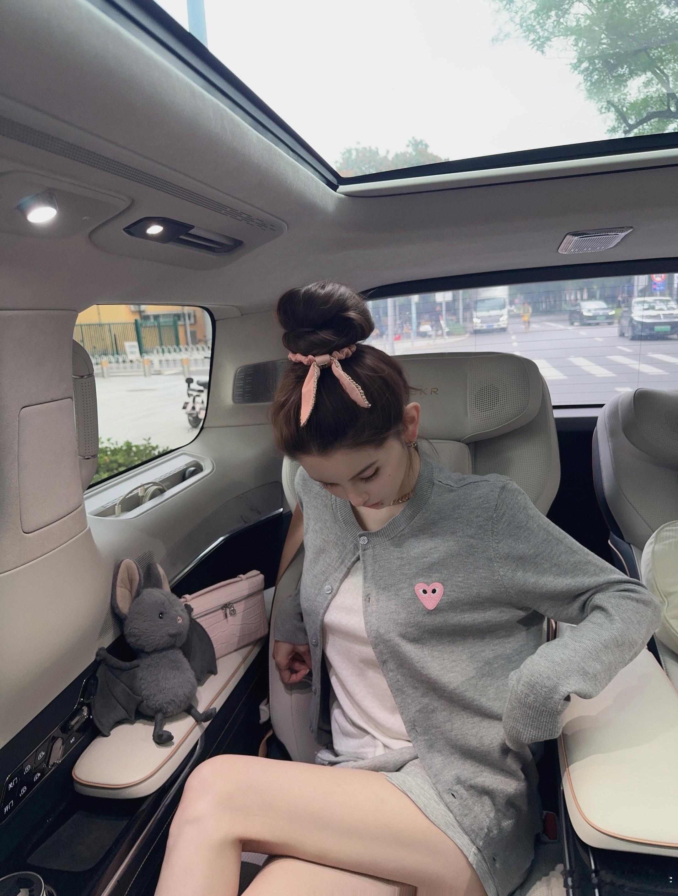 川久保玲的羊毛针织小衫真的是经典中的经典了吧！！！这可太是日常生活中必不可少的小