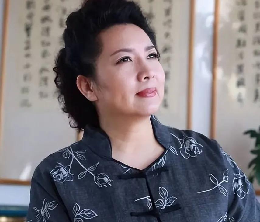 离62岁的王淳华，刚送走前夫唐师曾。不是以遗孀的身份，而是以他亲口承认的“世上唯