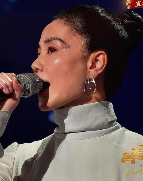 王菲春晚同款水滴耳环已全网售罄！这款被网友戏称“洗衣凝珠”的耳饰来自丹麦品牌Mo