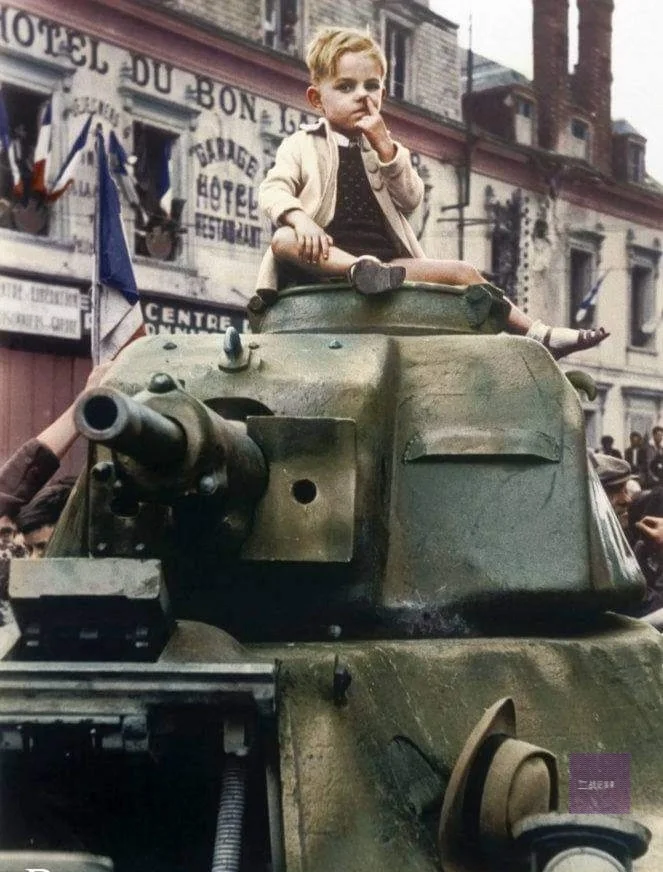 1944年8月23日，在法国沙特尔，就在该镇解放后不久后，戴高乐向欢欣...