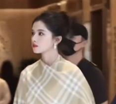 张婧怡白玉兰镜头美成啥了张婧怡美成建模了谁懂啊！白玉兰无修抓拍里张婧怡颅顶巨饱满