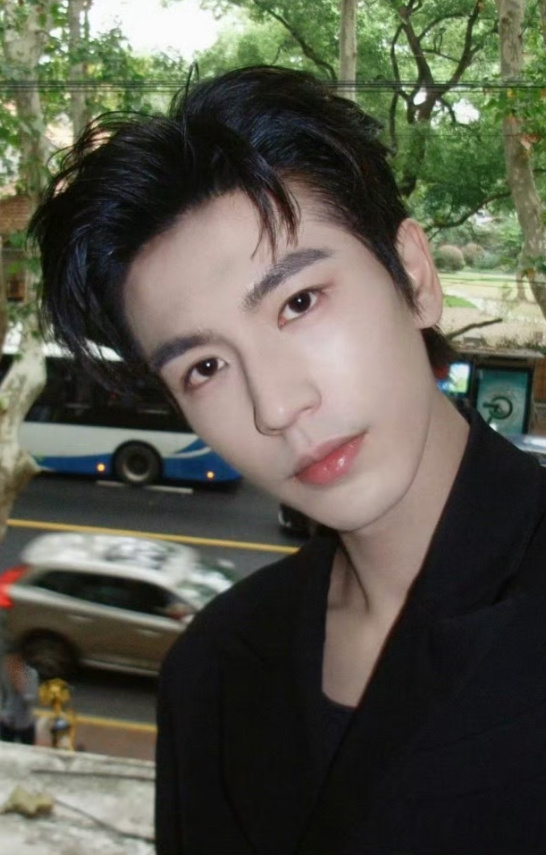 张凌赫今日营业  好帅一男的