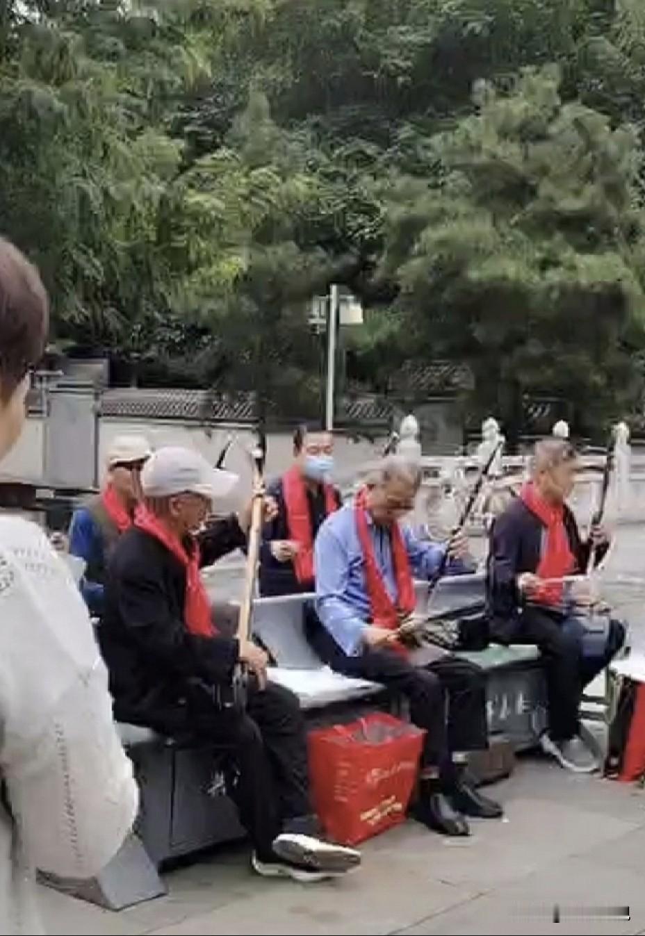 中秋节的下午朋友领我参加了西安凤城八路高铁寨街心公园自乐班，第一次被戴了个红围巾