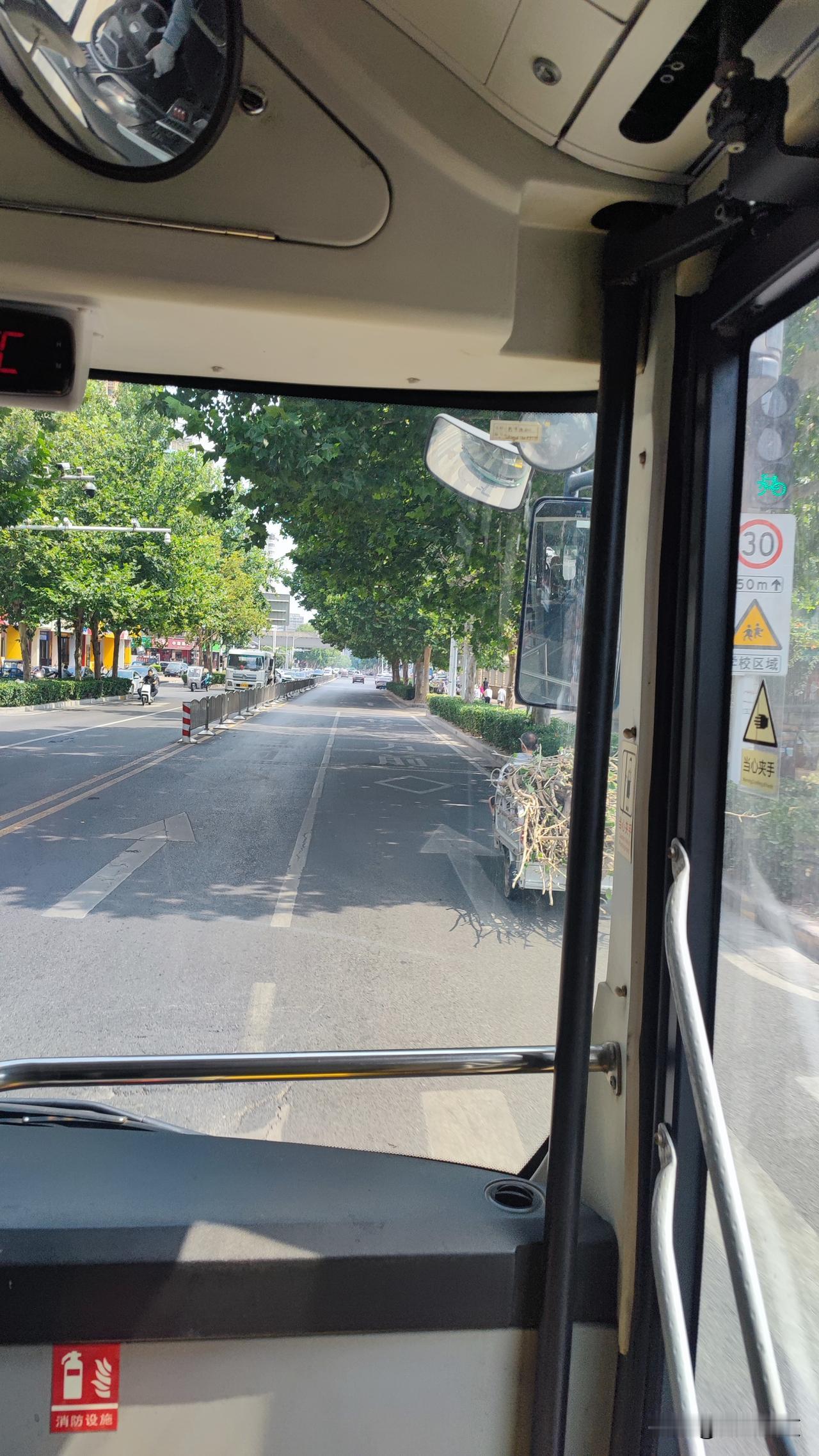 7月23日凌晨1:10左右，郑州市经历了一次狂风中雨。 
为什么是狂风中雨呢？因