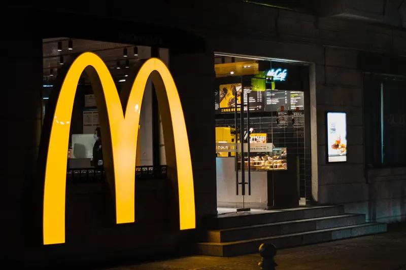 麦当劳换个新包装，网友们直接吵翻了天，这热度可真不是盖的。有人觉得新包装时尚新颖